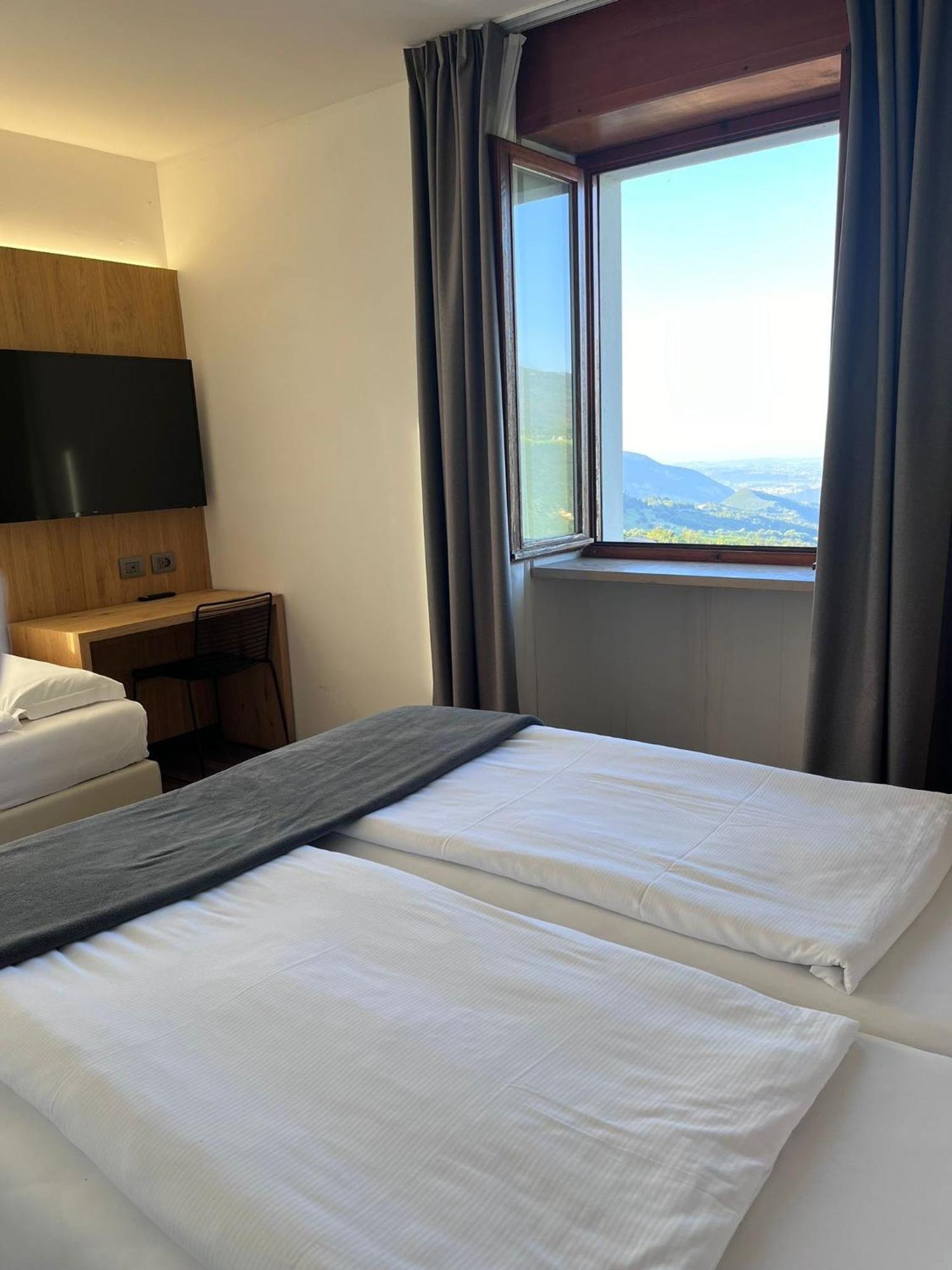 Hotel Belvedere Spiazzi Di Caprino Exteriör bild