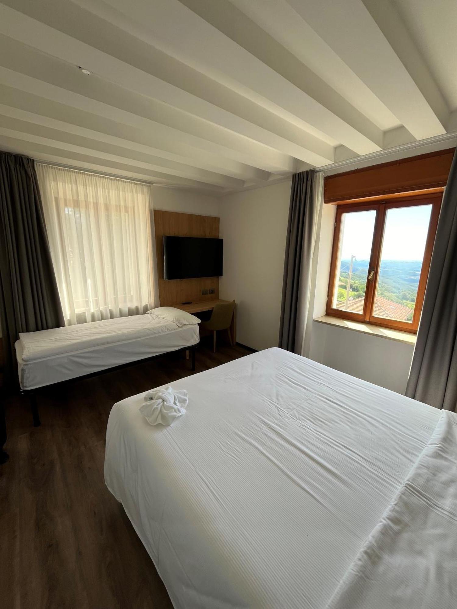 Hotel Belvedere Spiazzi Di Caprino Exteriör bild